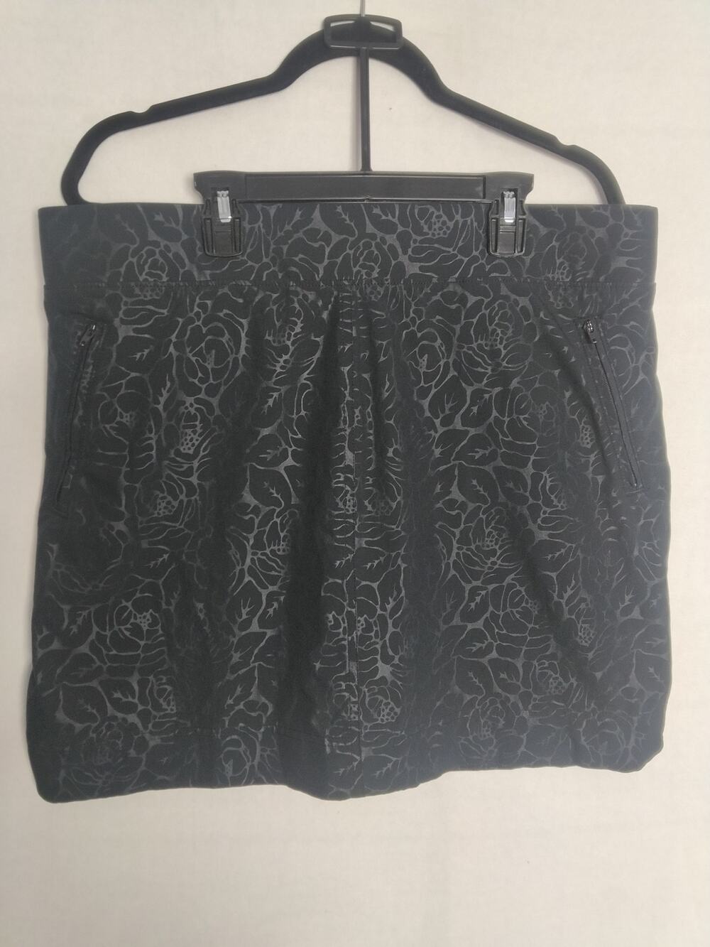 Orvis Womens Travel Skort Black Rose Embossed Print Built In Shorts Zip Pockets